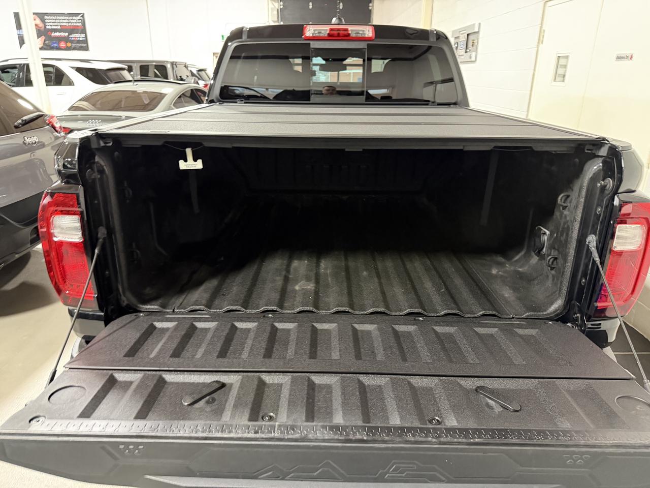 2023 GMC Canyon 2.7T AT4 4X4 CLEAN CARFAX 1 OWNER CERTIFIED Photo