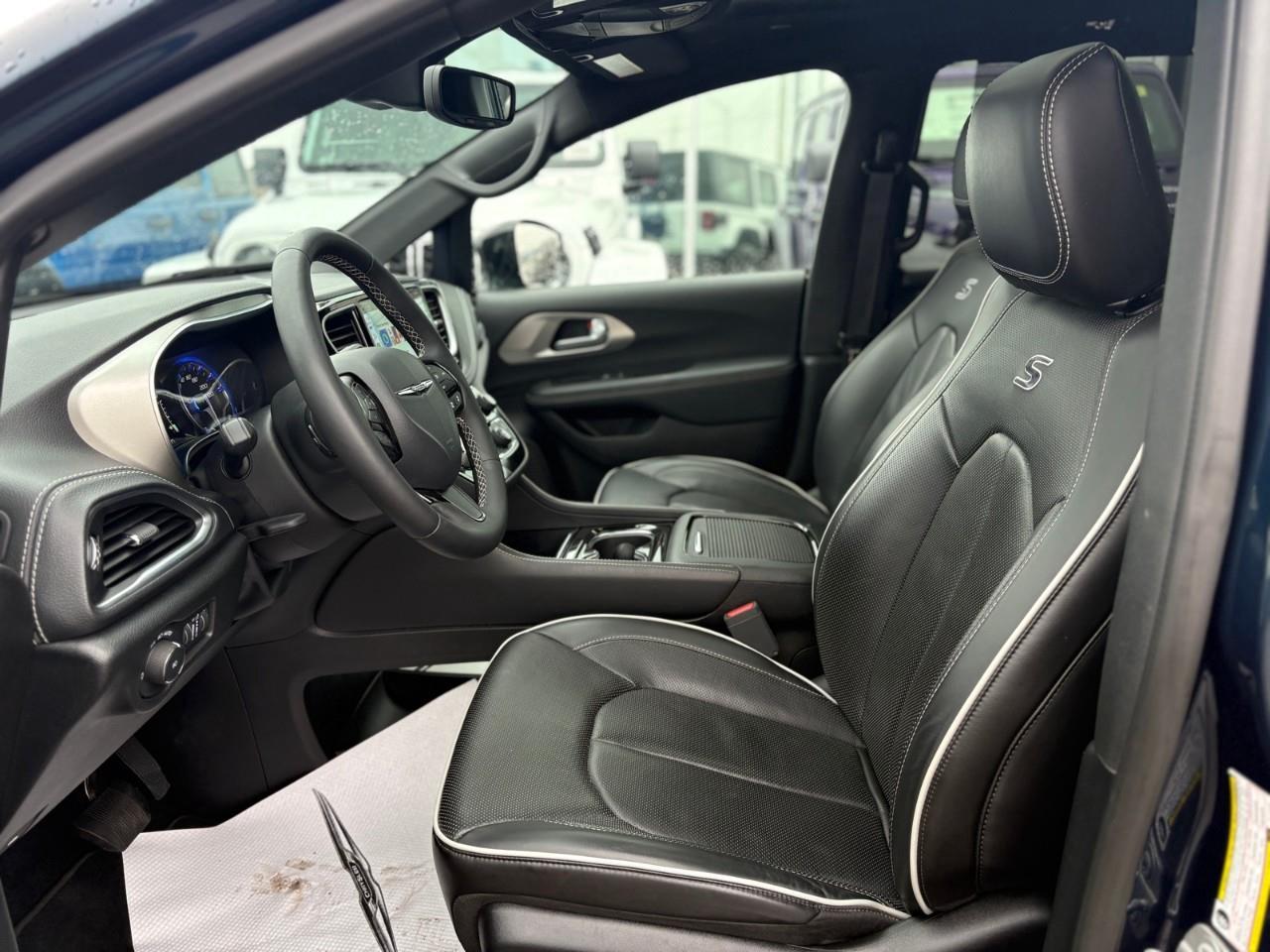 2024 Chrysler Pacifica Limited All-Wheel Drive Passenger Van Photo