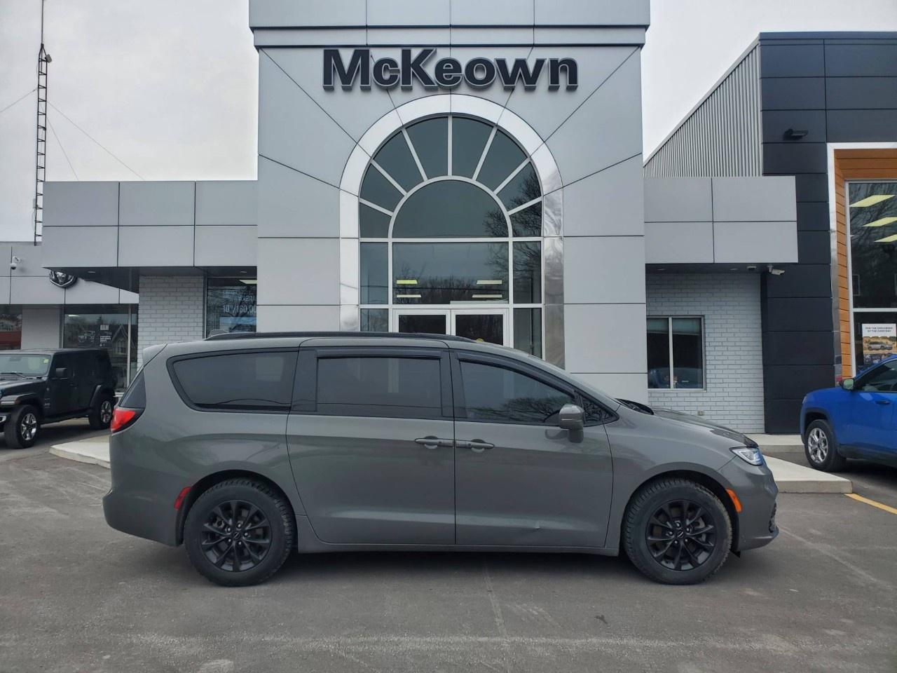 2022 Chrysler Pacifica Touring AWD Photo0