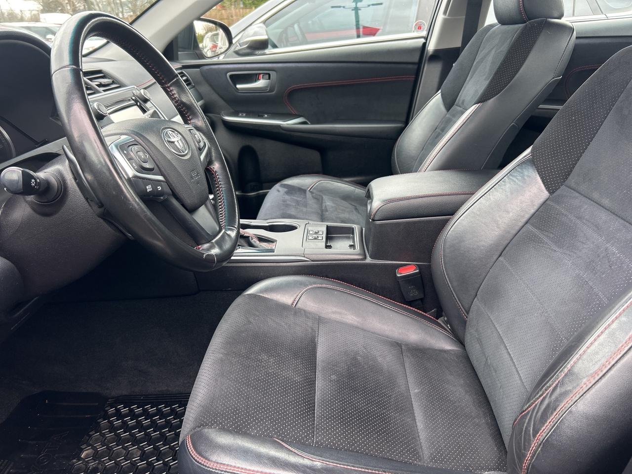 2016 Toyota Camry XSE, POWER SEATS, BACK UP CAMERA, HEATED CLOTH! Photo