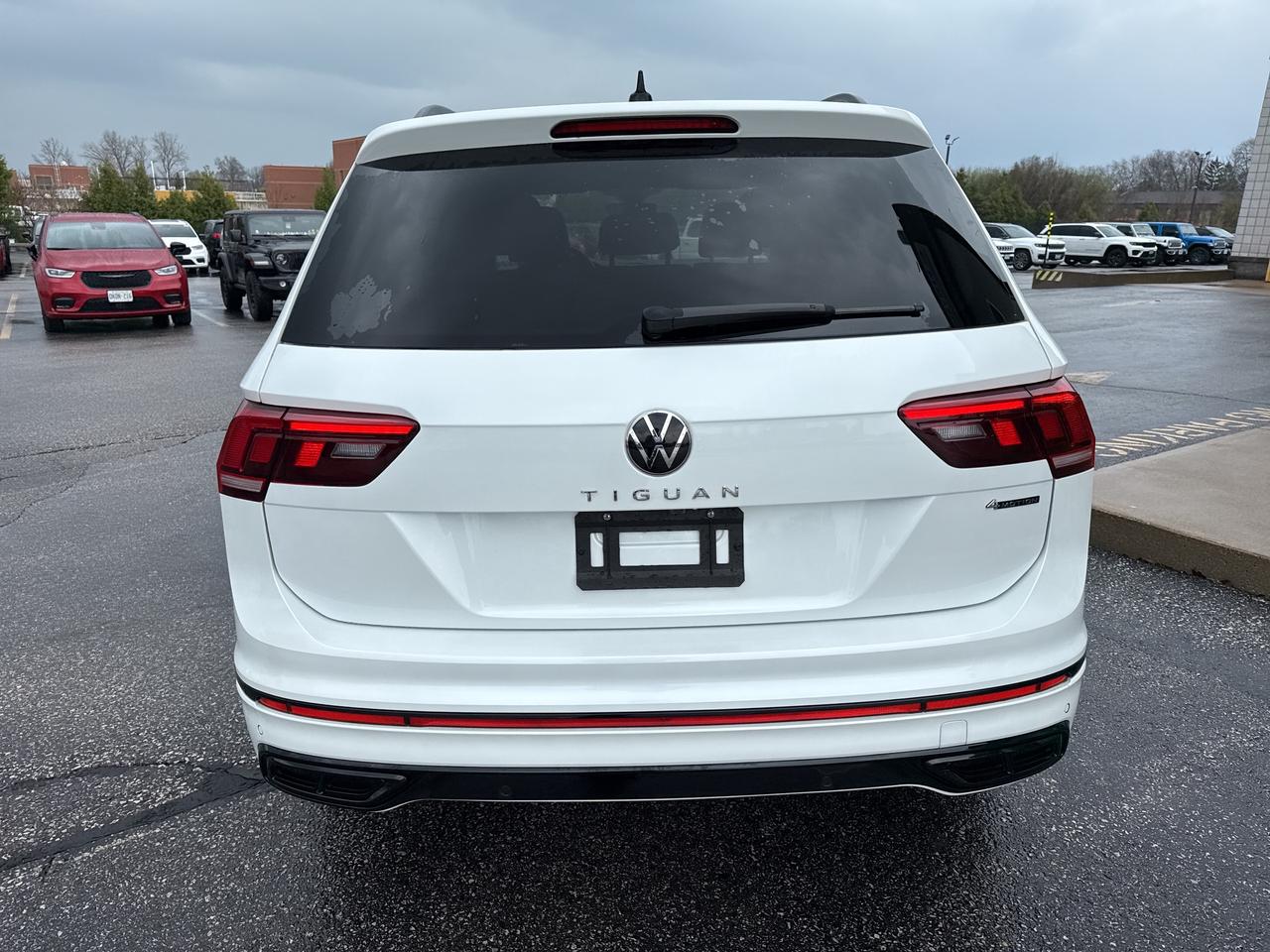 2024 Volkswagen Tiguan Comfortline R-Line Black Edition Photo