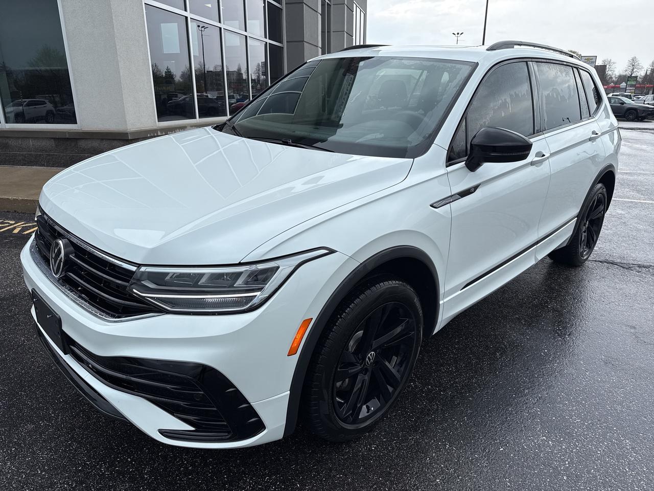 2024 Volkswagen Tiguan Comfortline R-Line Black Edition Photo0