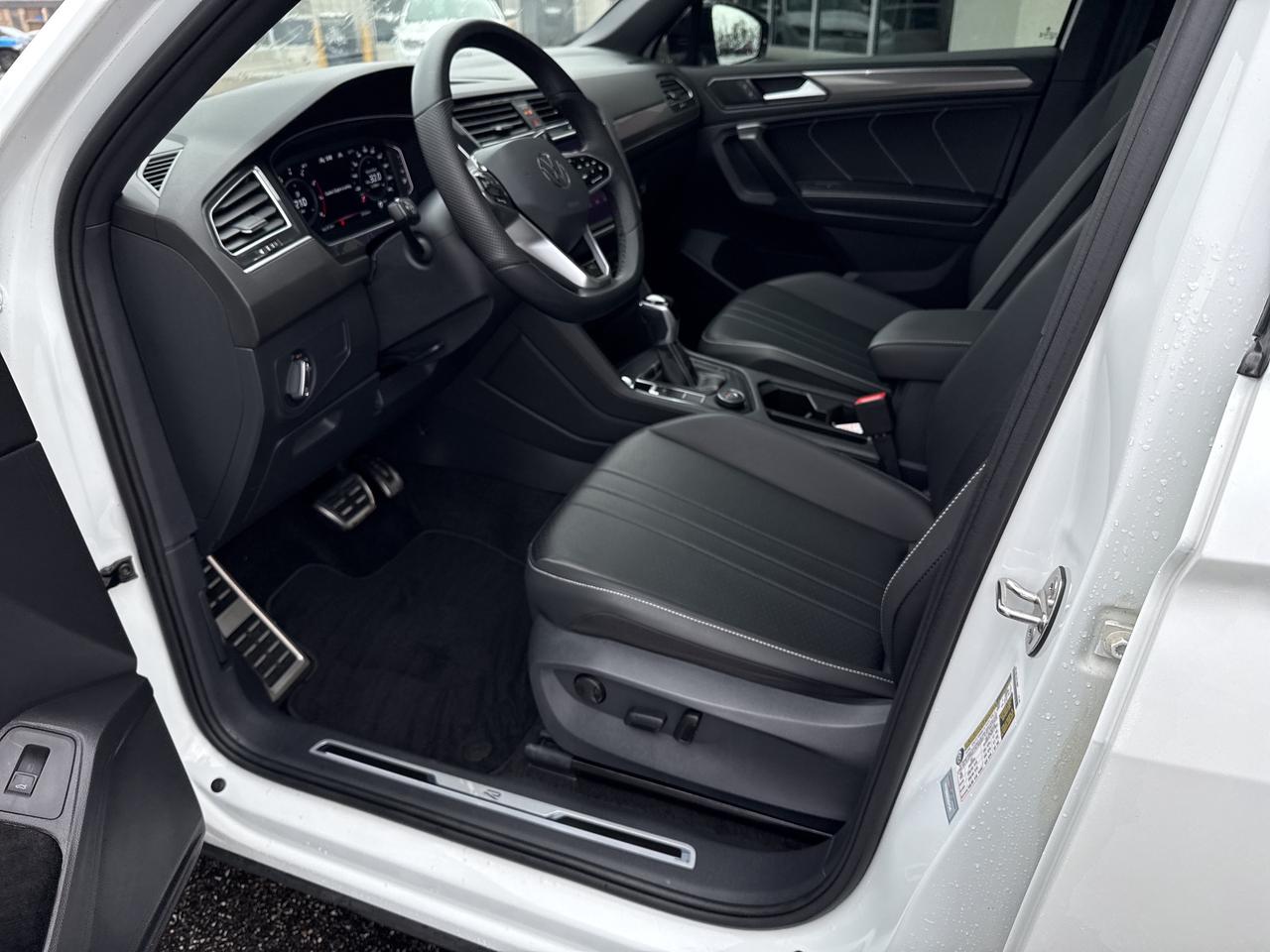 2024 Volkswagen Tiguan Comfortline R-Line Black Edition Photo
