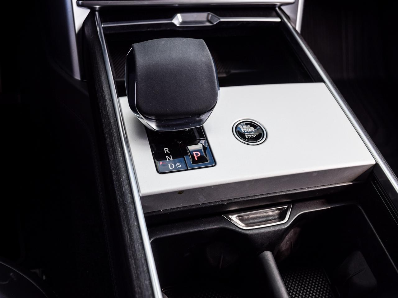 2024 Land Rover Range Rover P530 SE SWB Photo