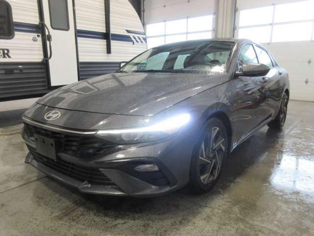 2025 Hyundai Elantra PREFERRED W/TECH, NAV, ROOF, HTD. SEATS, 33K! Photo