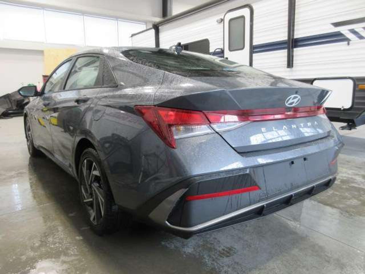 2025 Hyundai Elantra PREFERRED W/TECH, NAV, ROOF, HTD. SEATS, 33K! Photo4