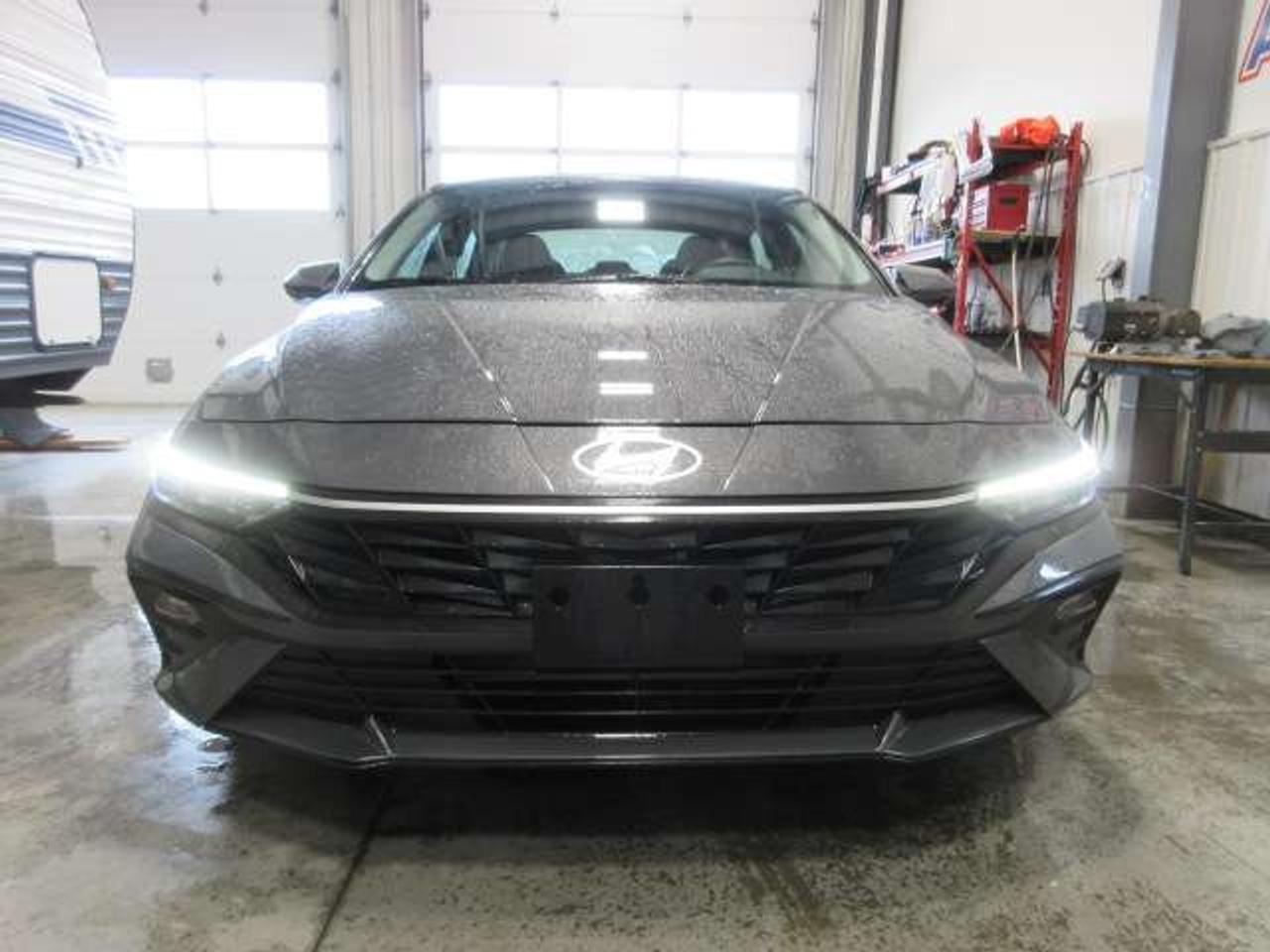 2025 Hyundai Elantra PREFERRED W/TECH, NAV, ROOF, HTD. SEATS, 33K! Photo