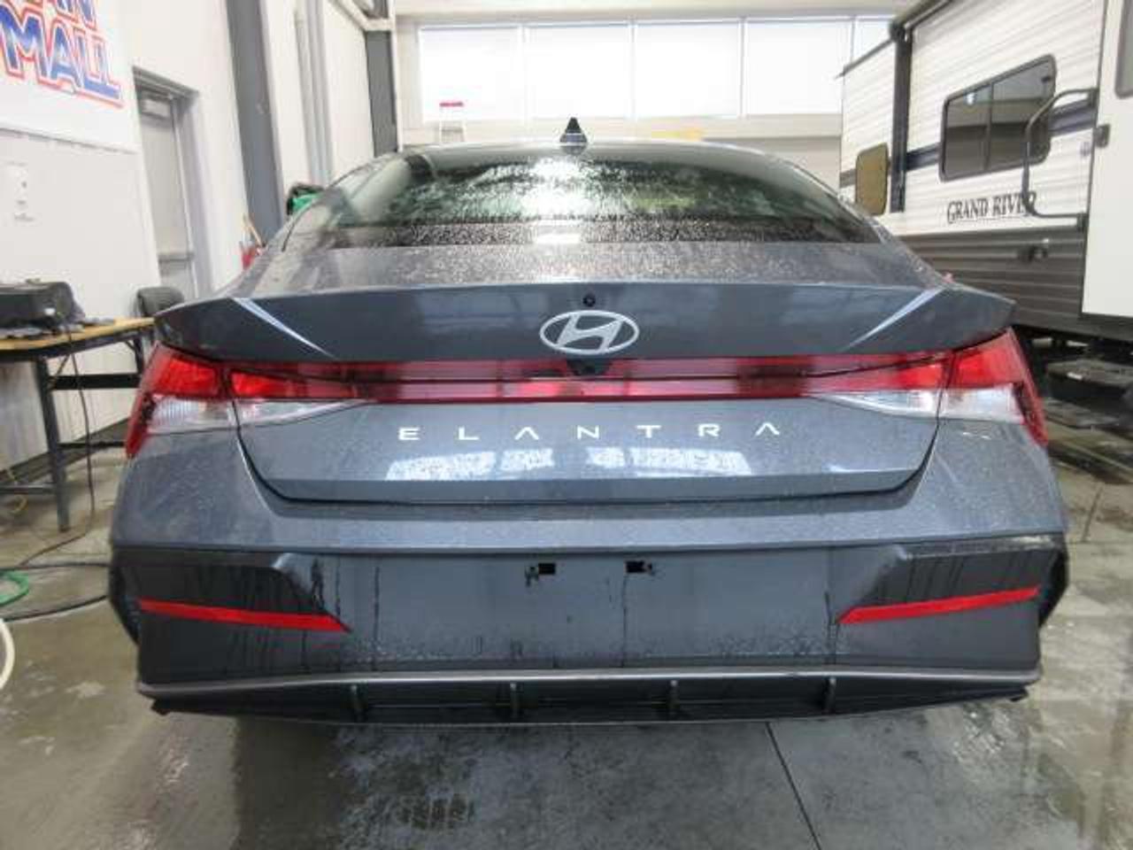 2025 Hyundai Elantra PREFERRED W/TECH, NAV, ROOF, HTD. SEATS, 33K! Photo
