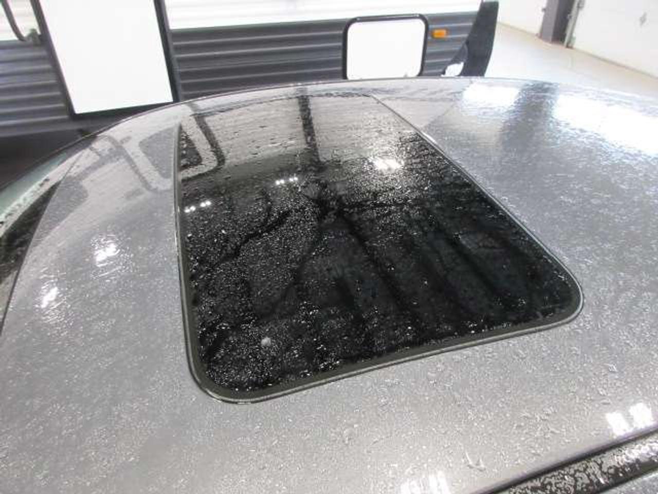 2025 Hyundai Elantra PREFERRED W/TECH, NAV, ROOF, HTD. SEATS, 33K! Photo