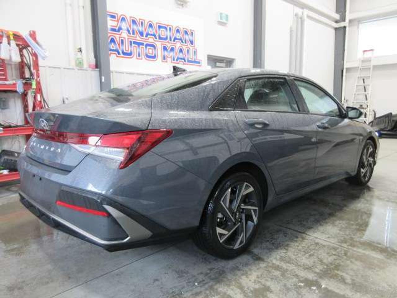 2025 Hyundai Elantra PREFERRED W/TECH, NAV, ROOF, HTD. SEATS, 33K! Photo