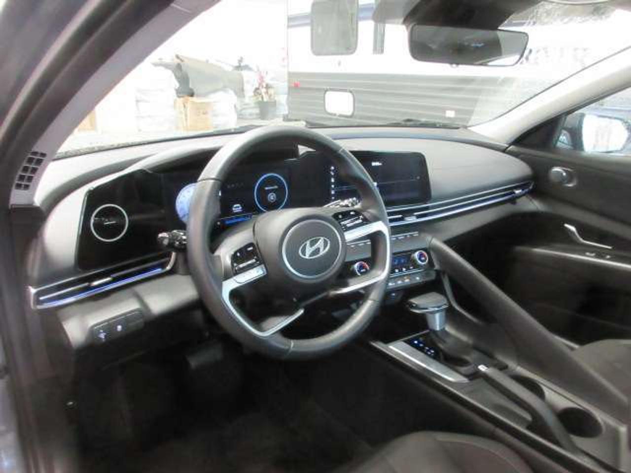 2025 Hyundai Elantra PREFERRED W/TECH, NAV, ROOF, HTD. SEATS, 33K! Photo