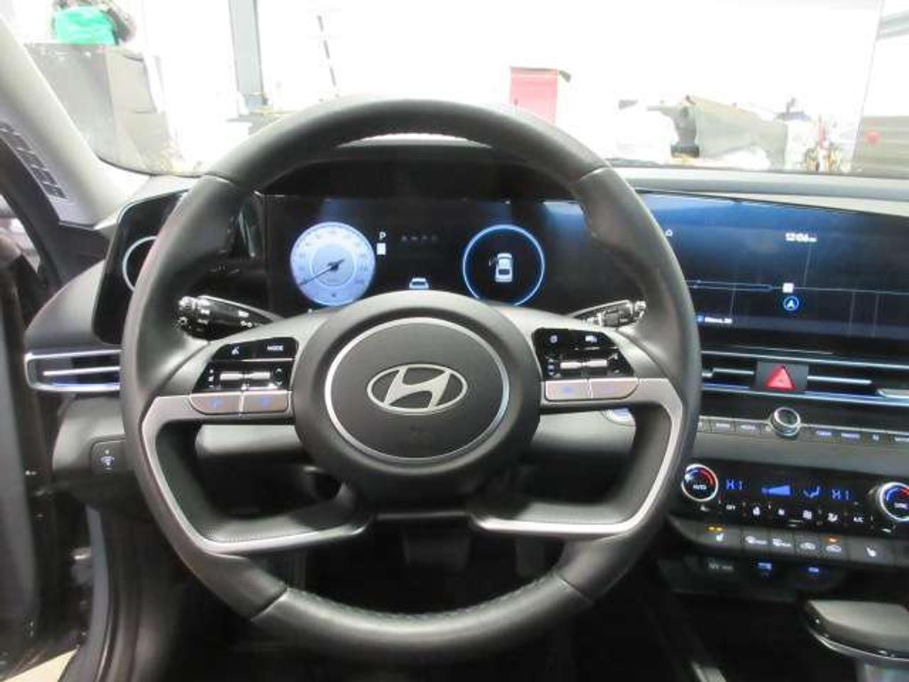 2025 Hyundai Elantra PREFERRED W/TECH, NAV, ROOF, HTD. SEATS, 33K! Photo