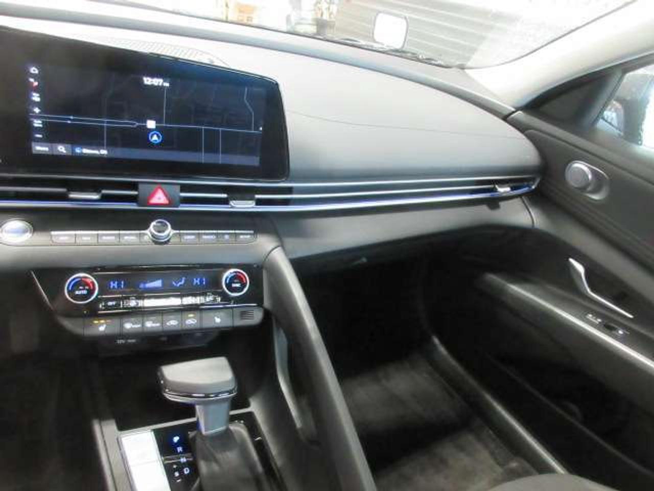 2025 Hyundai Elantra PREFERRED W/TECH, NAV, ROOF, HTD. SEATS, 33K! Photo