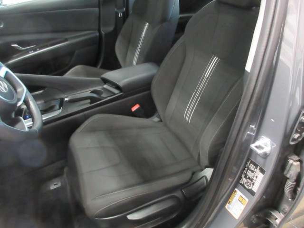 2025 Hyundai Elantra PREFERRED W/TECH, NAV, ROOF, HTD. SEATS, 33K! Photo