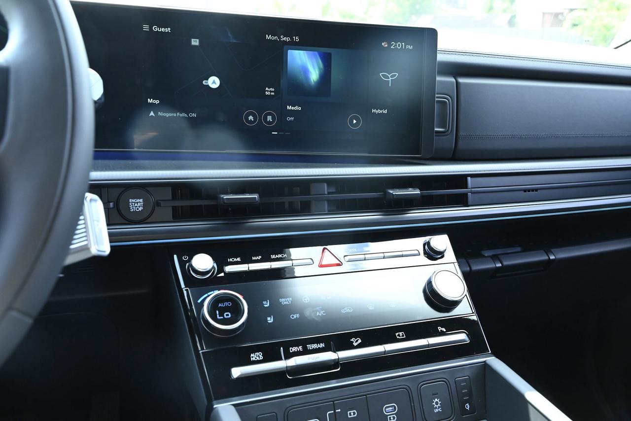 2025 Hyundai Santa Fe Ultimate Calligraphy AWD, 1-Owner Photo