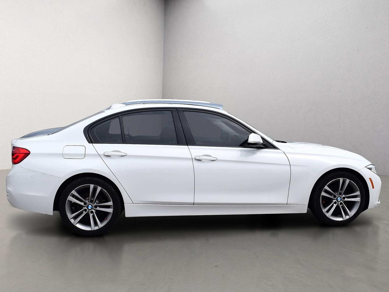 2017 BMW 3 Series 320i xDrive Sport Line Navigation Photo