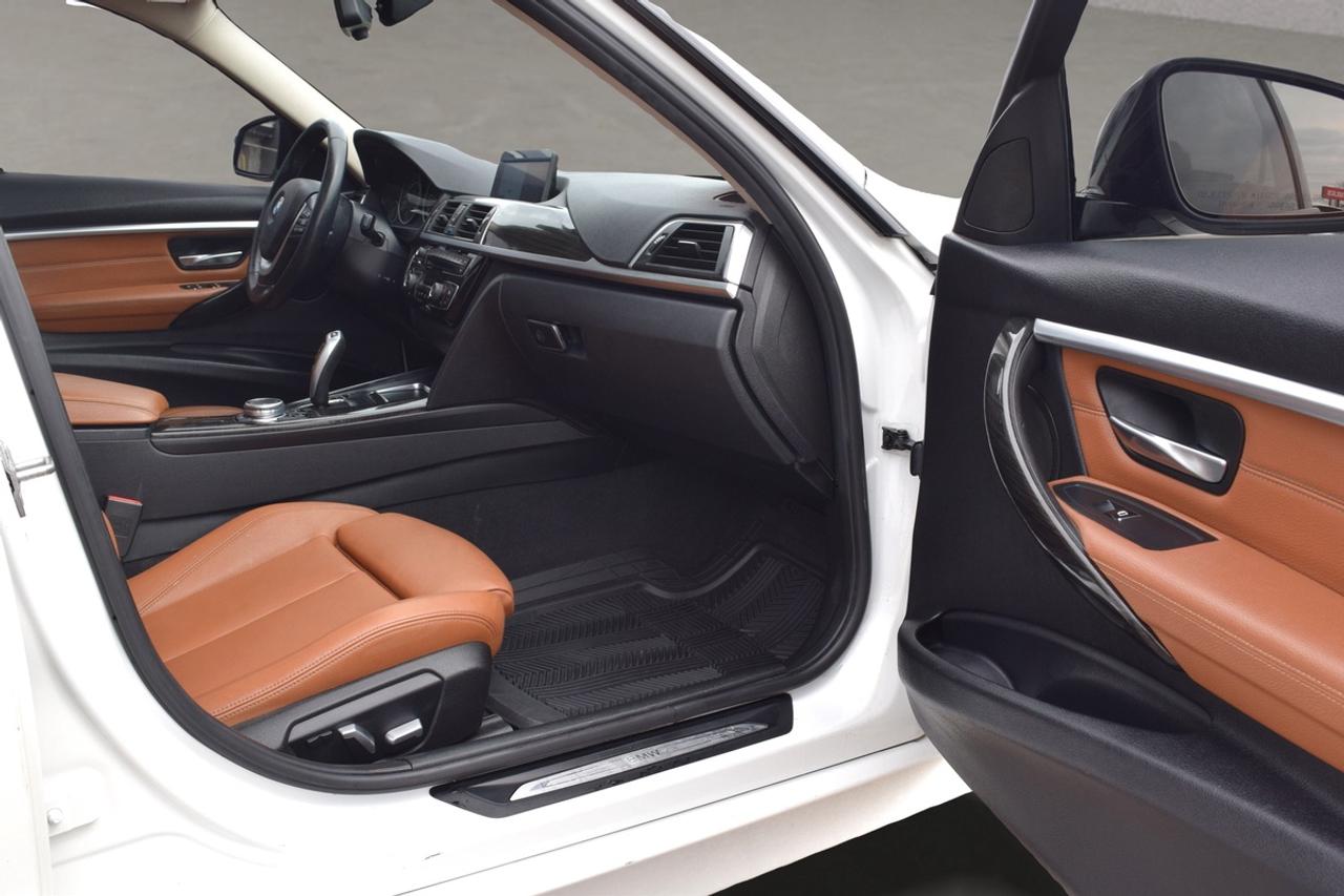 2017 BMW 3 Series 320i xDrive Sport Line Navigation Photo