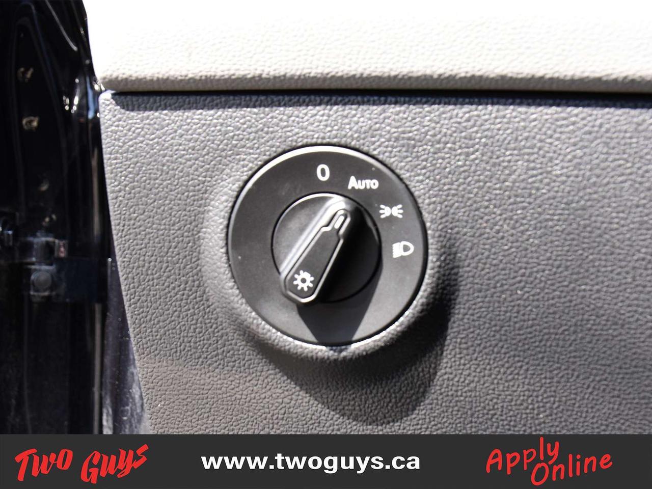 2024 Volkswagen Taos Comfortline FWD Panoroof Back Up Camera Photo