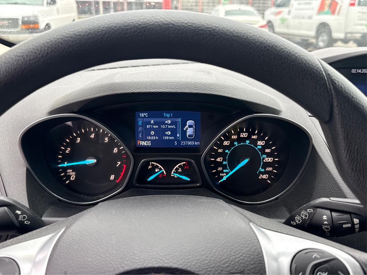 2013 Ford Escape AWD HEATED SEATS MUST SEE WE FINANCE ALL CREDIT Photo