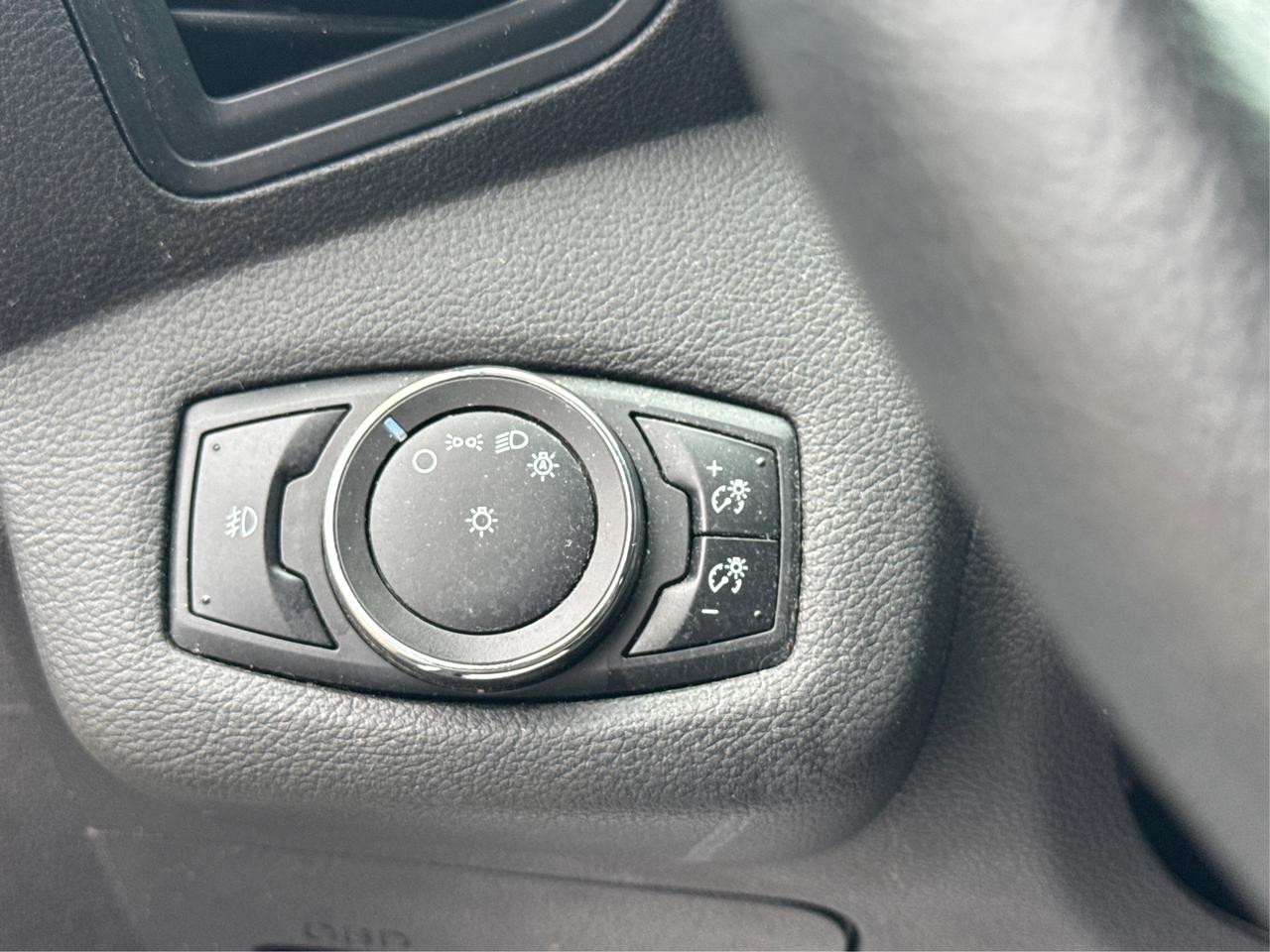 2013 Ford Escape AWD HEATED SEATS MUST SEE WE FINANCE ALL CREDIT Photo