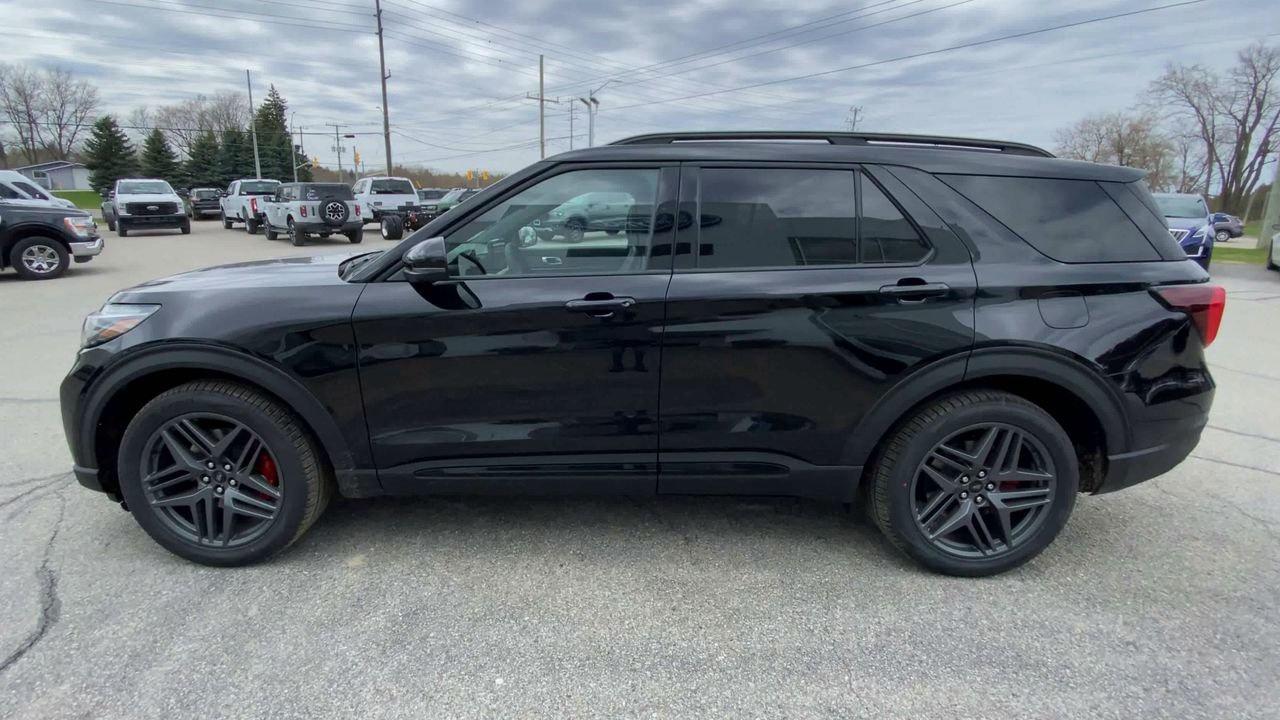 2026 Ford Explorer ST Photo4