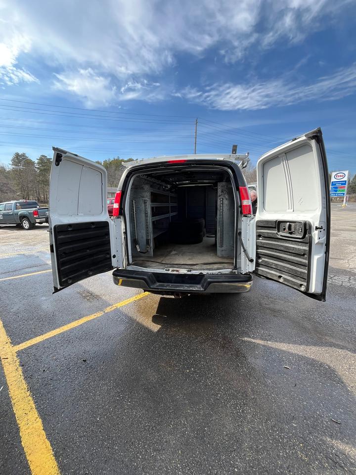 2017 GMC Savana Cargo Van 3500 6 LTR V8 Photo4