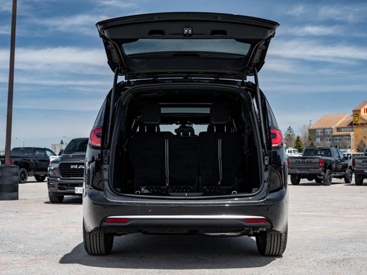 2027 Chrysler Pacifica Select Photo
