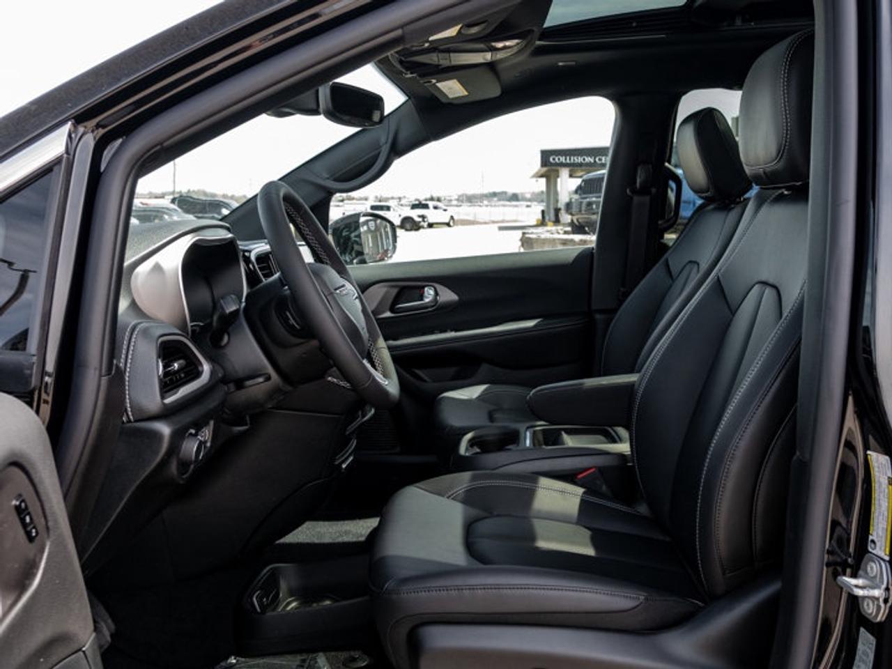 2027 Chrysler Pacifica Select Photo