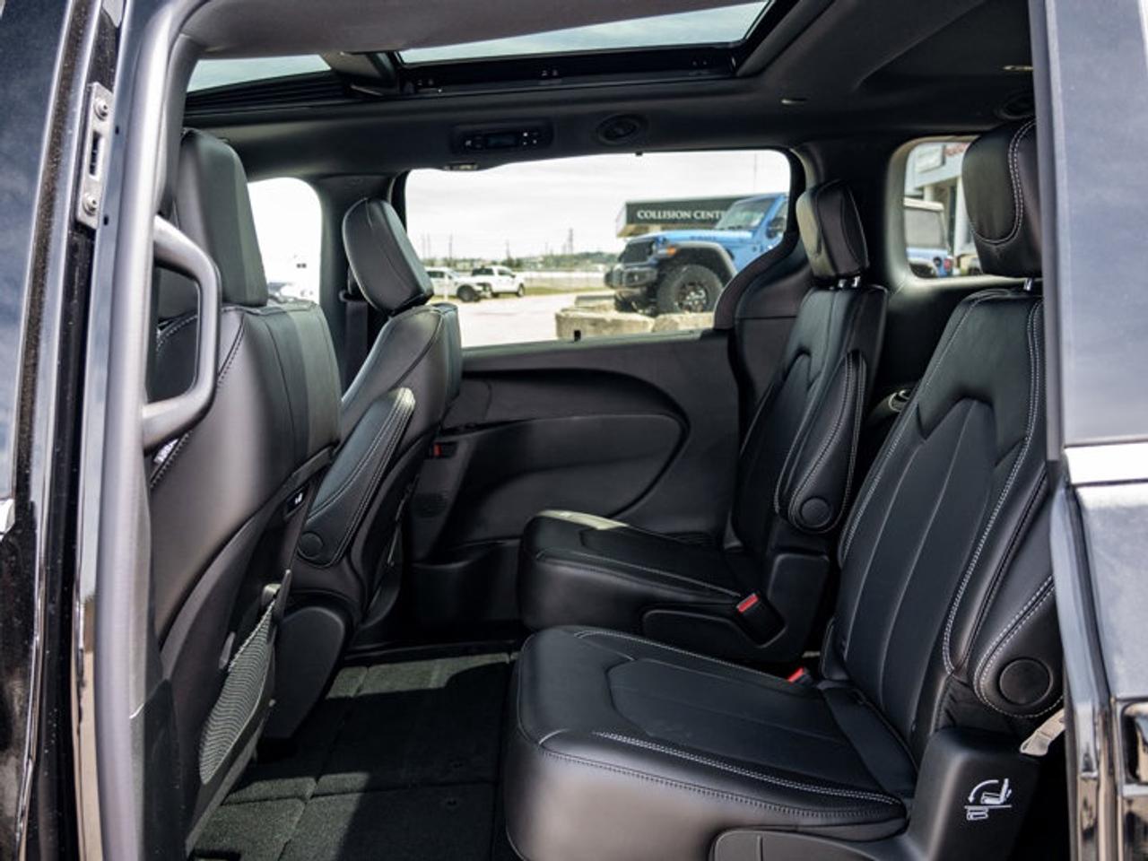 2027 Chrysler Pacifica Select Photo