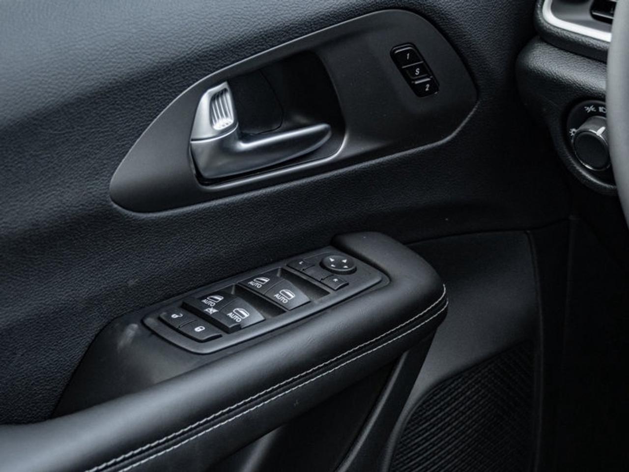 2027 Chrysler Pacifica Select Photo