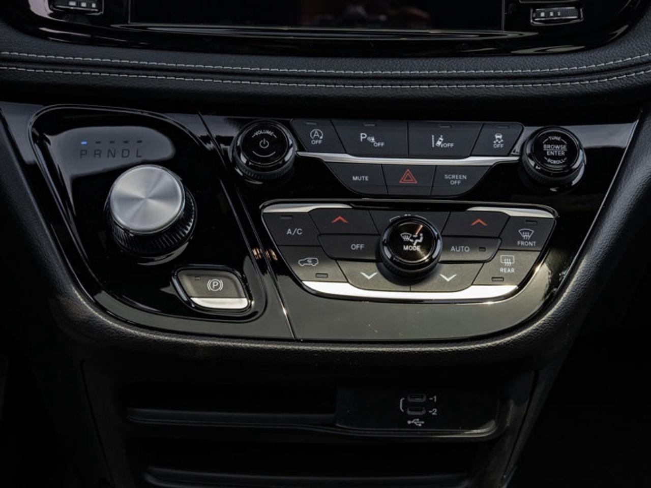 2027 Chrysler Pacifica Select Photo