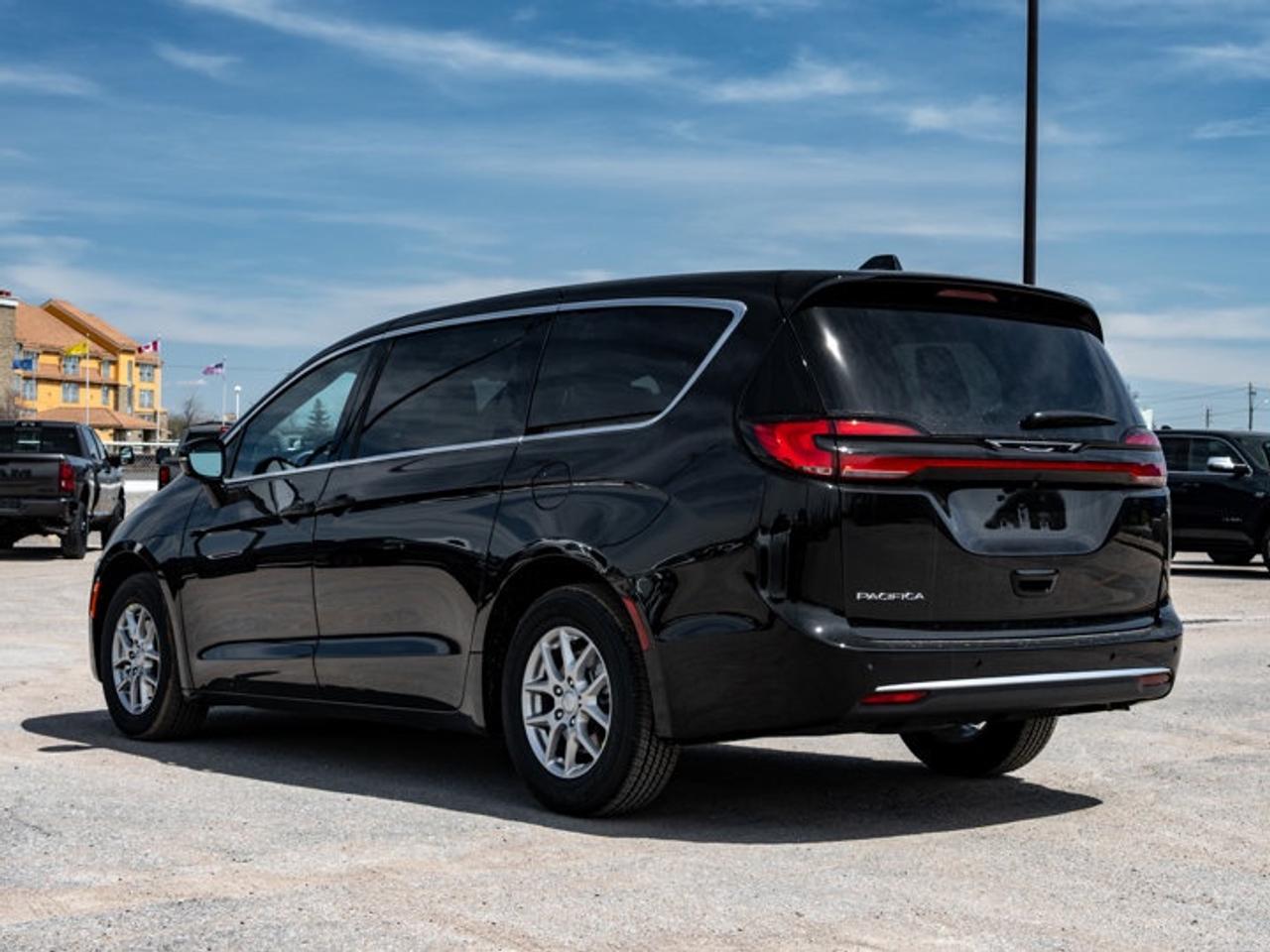 2027 Chrysler Pacifica Select Photo