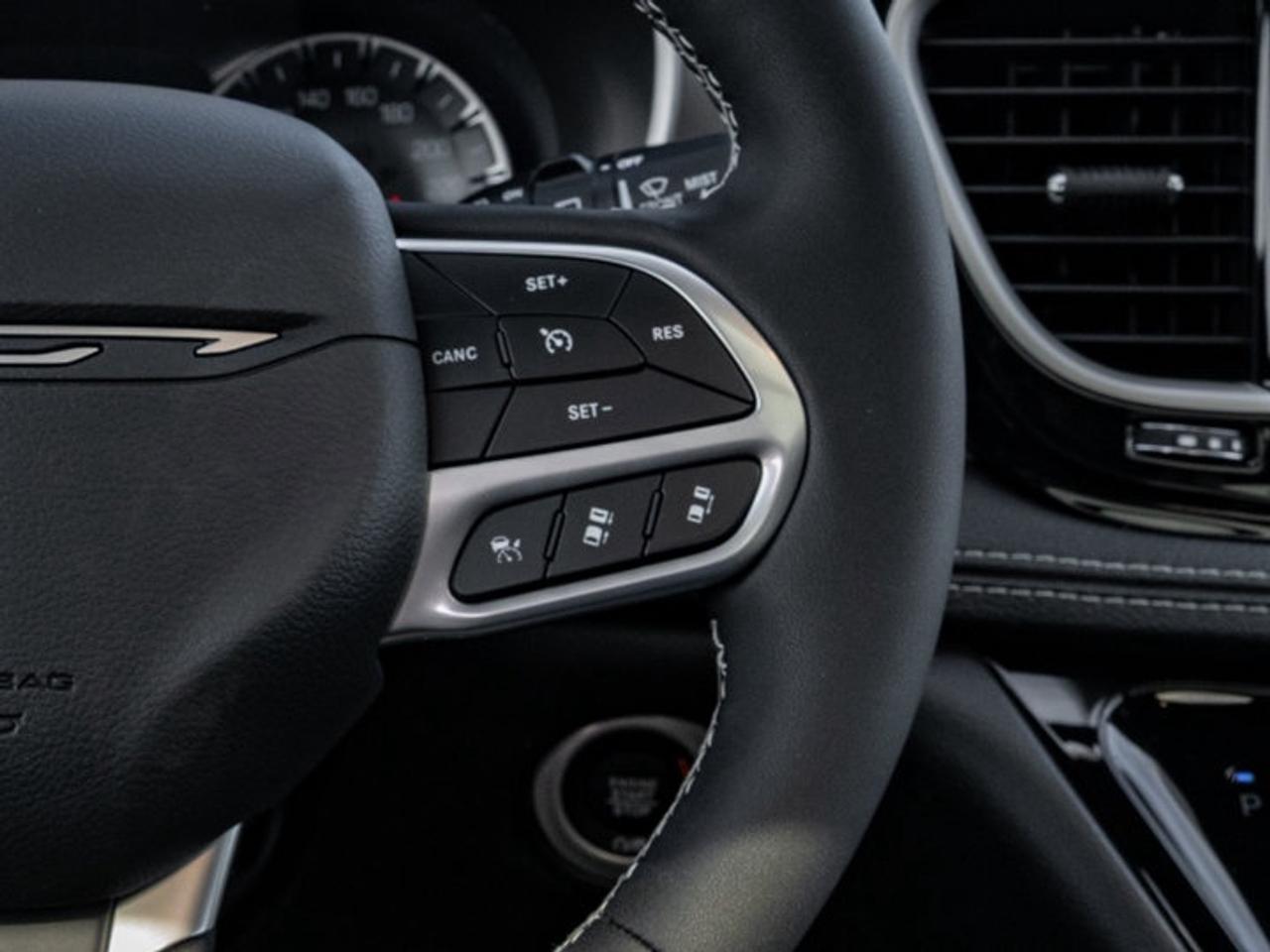 2027 Chrysler Pacifica Select Photo