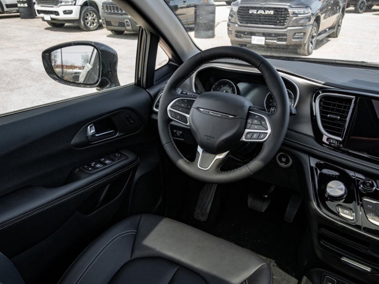 2027 Chrysler Pacifica Select Photo