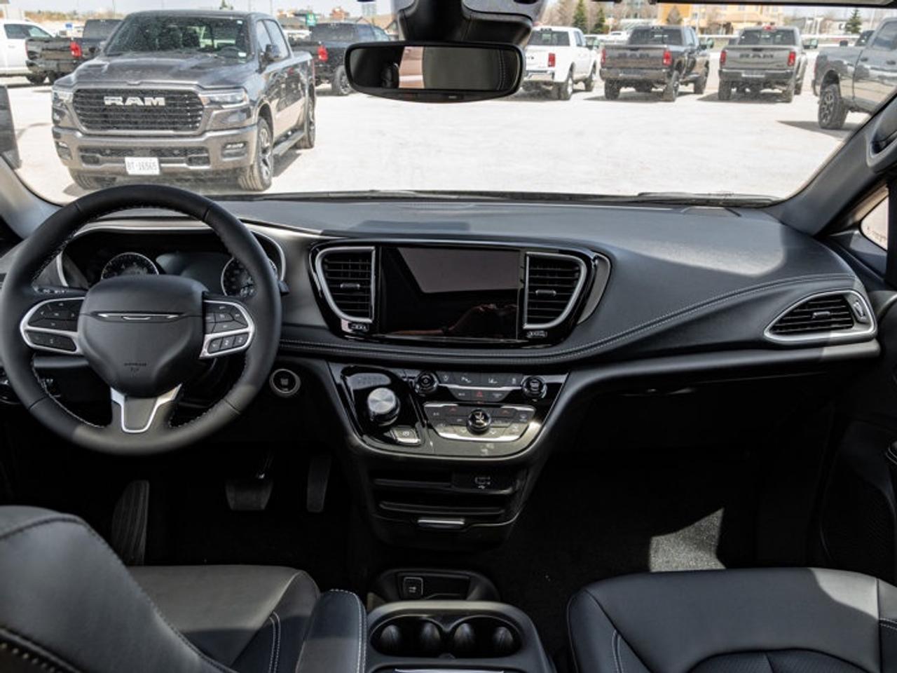 2027 Chrysler Pacifica Select Photo