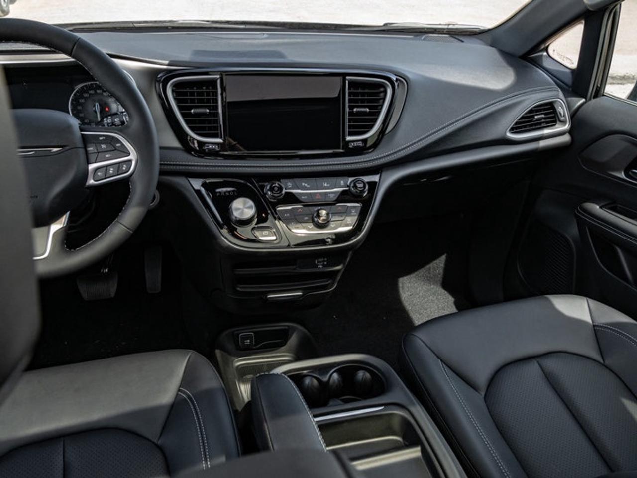 2027 Chrysler Pacifica Select Photo