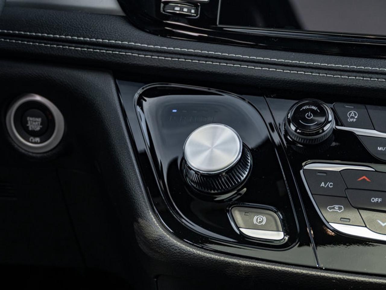 2027 Chrysler Pacifica Select Photo