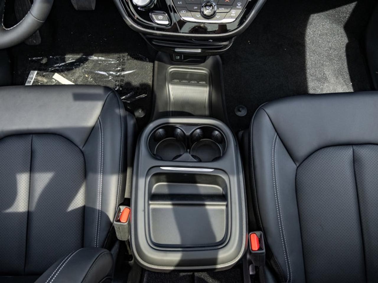 2027 Chrysler Pacifica Select Photo
