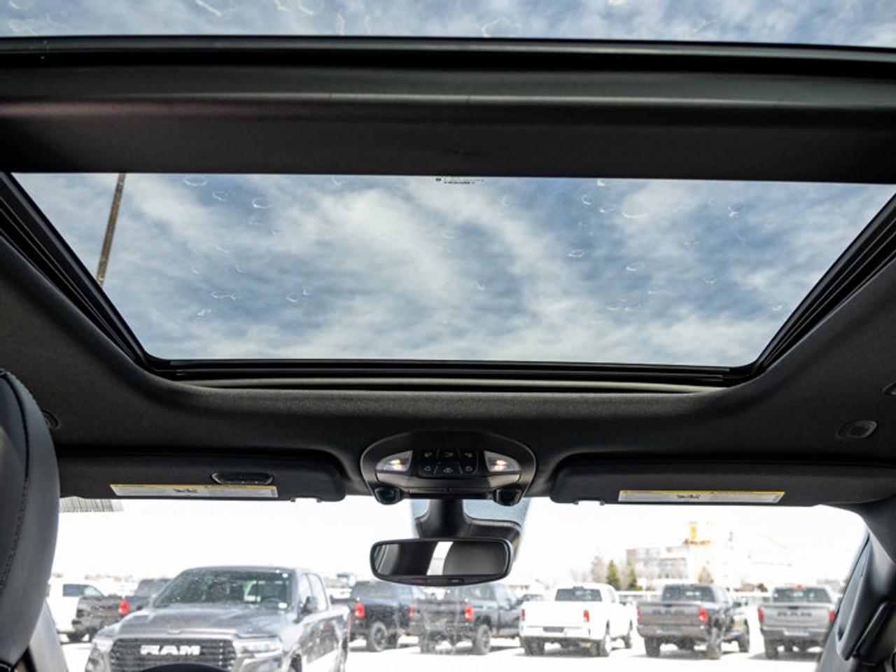 2027 Chrysler Pacifica Select Photo