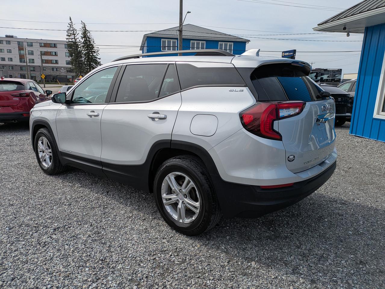 2022 GMC Terrain FWD 4DR SLE Photo2