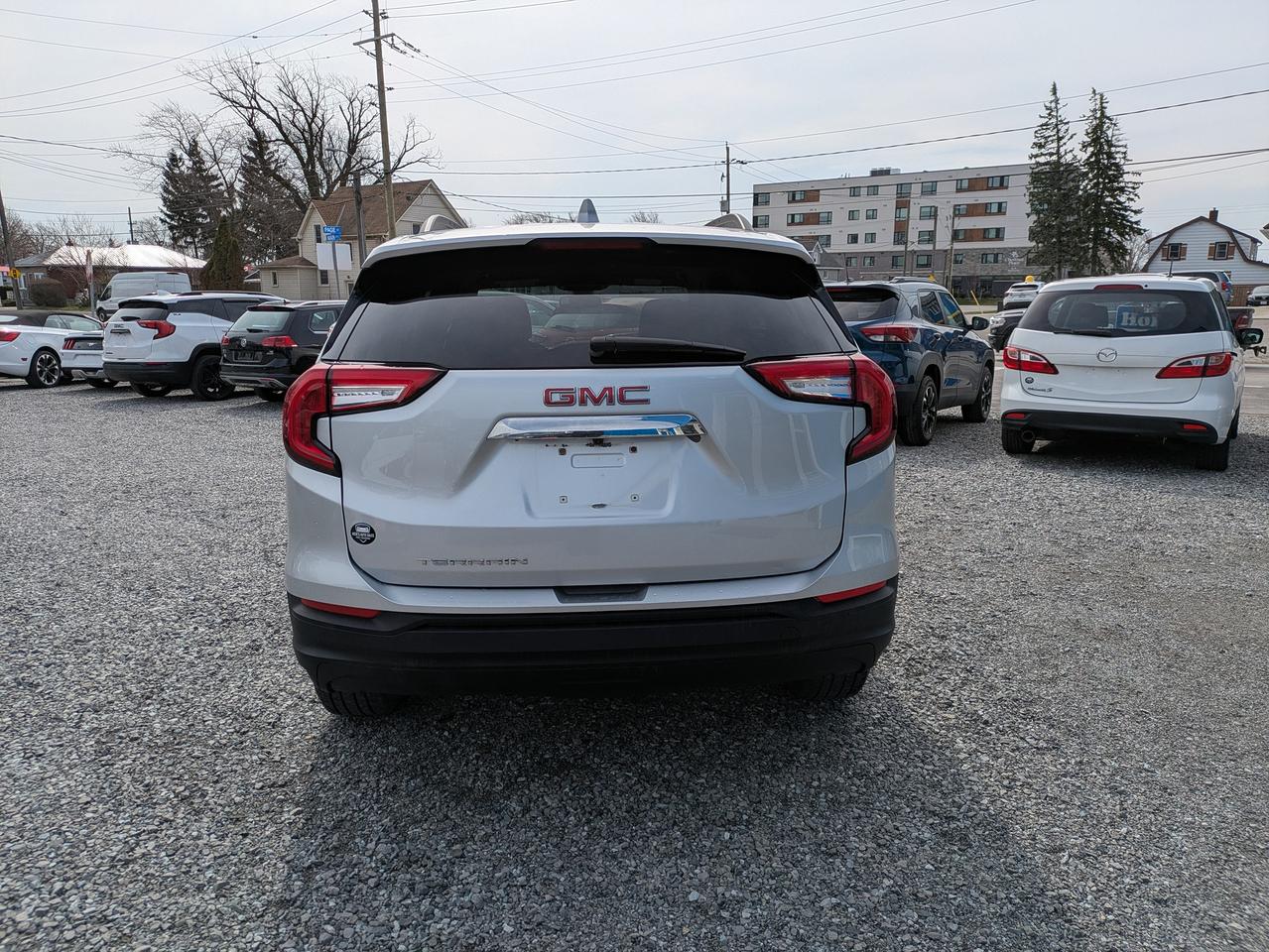 2022 GMC Terrain FWD 4DR SLE Photo3