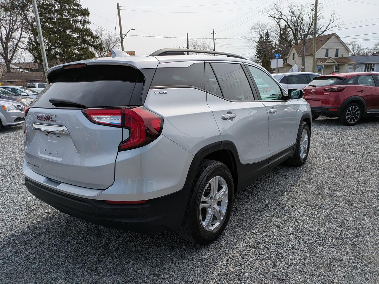 2022 GMC Terrain FWD 4DR SLE Photo4