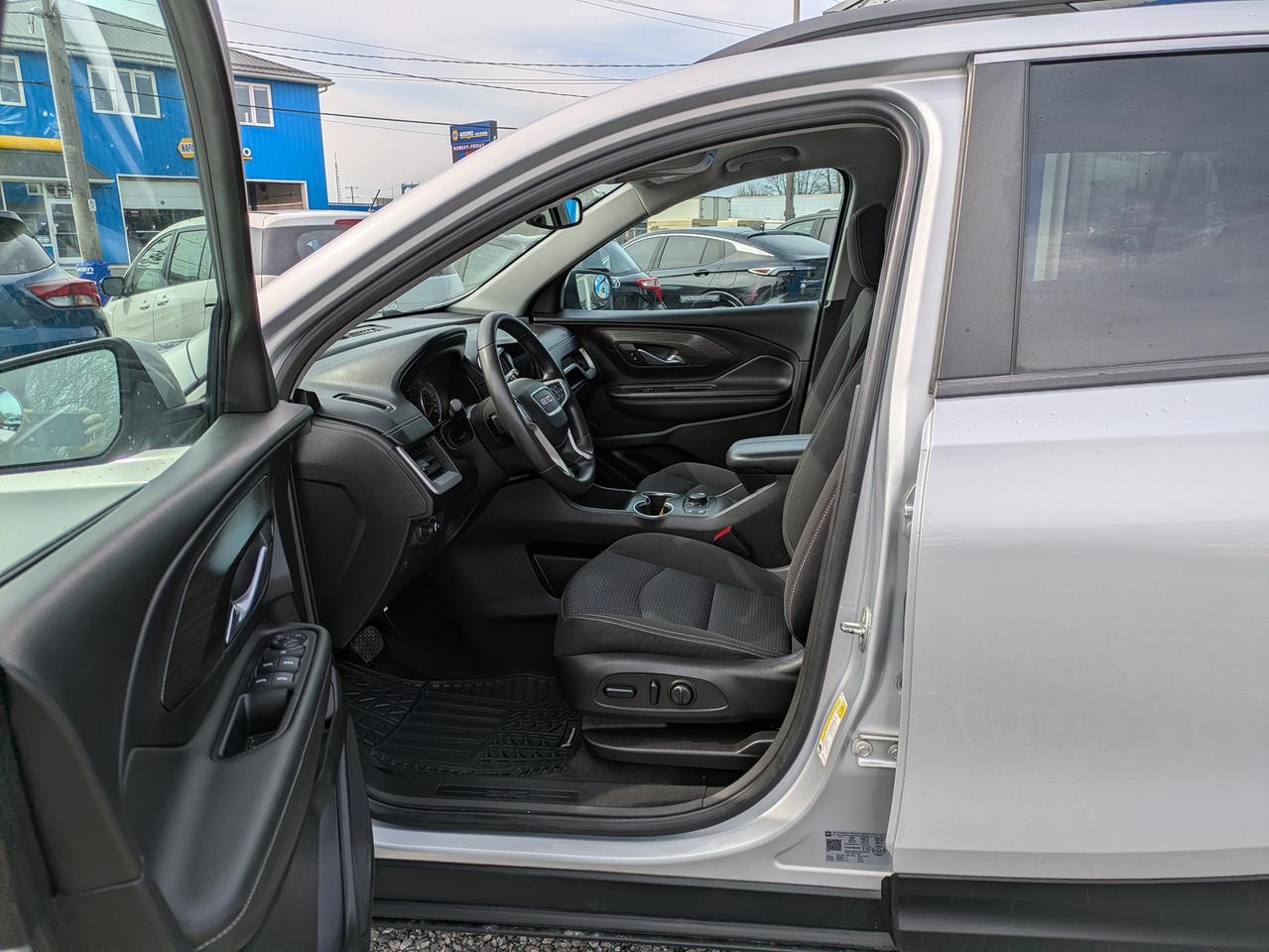 2022 GMC Terrain FWD 4DR SLE Photo