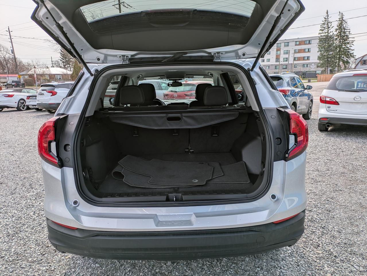 2022 GMC Terrain FWD 4DR SLE Photo