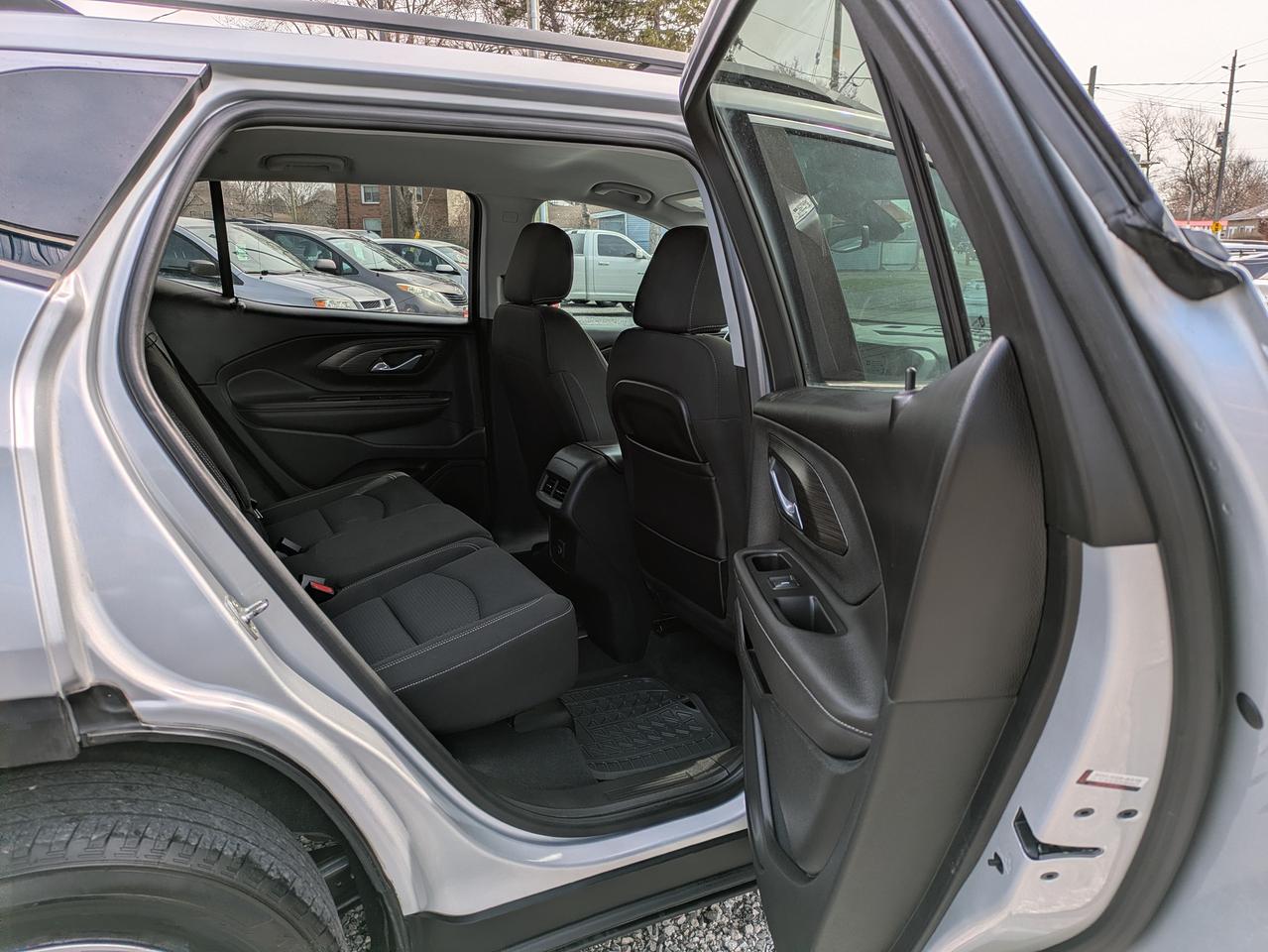 2022 GMC Terrain FWD 4DR SLE Photo