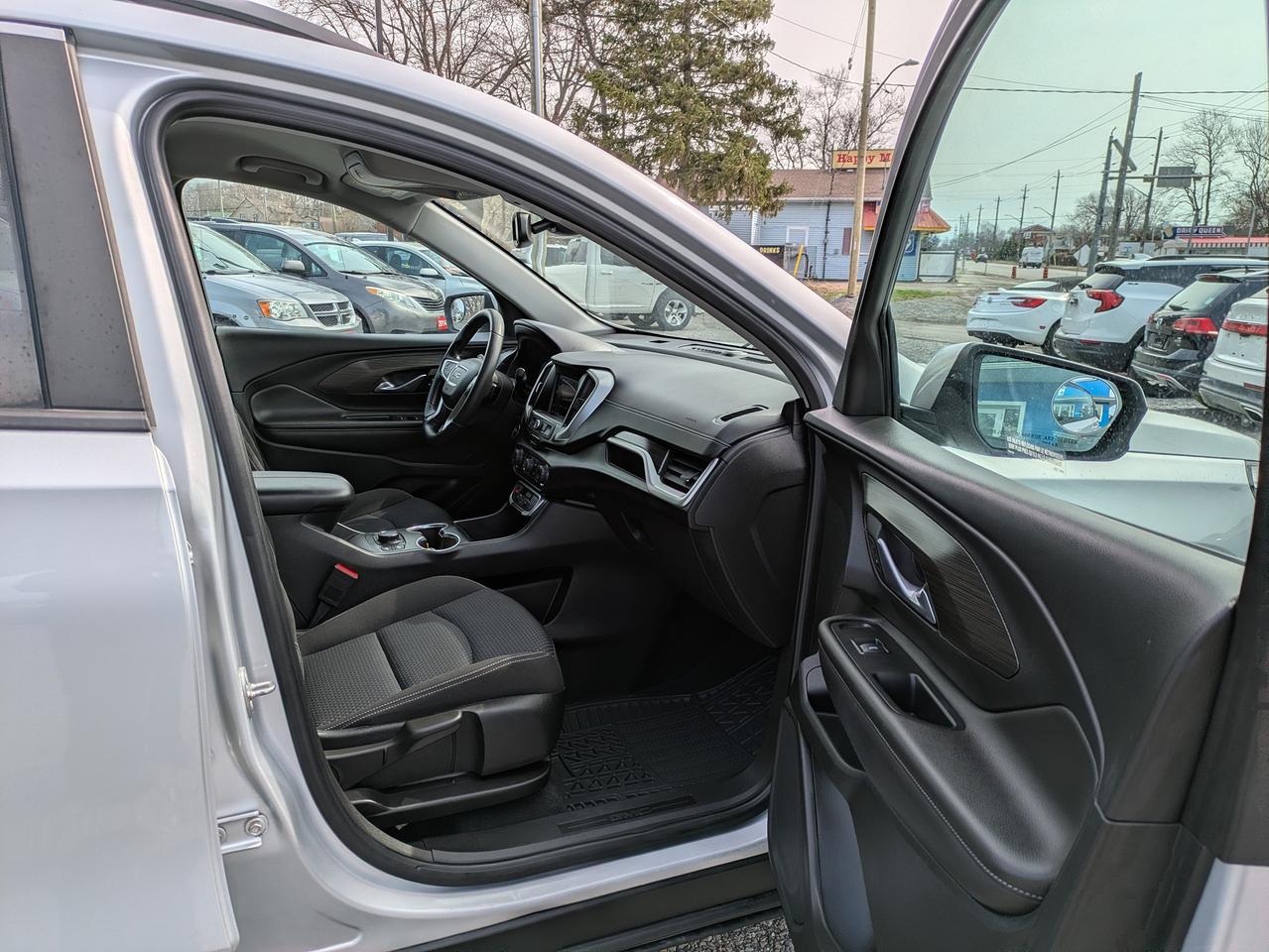 2022 GMC Terrain FWD 4DR SLE Photo