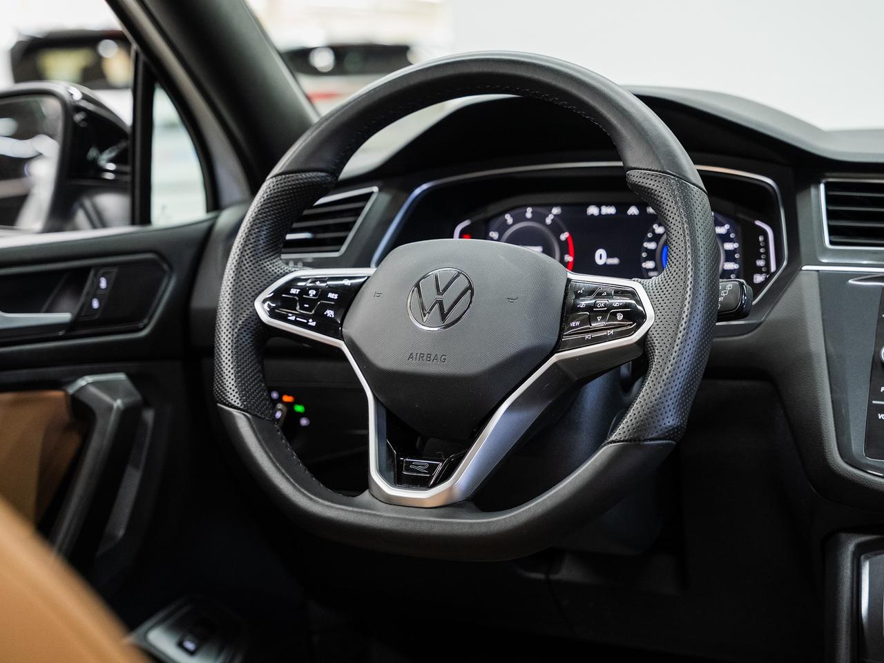 2022 Volkswagen Tiguan COMFORTLINE R-LINE AWD | BLK Edition | Pano roof Photo