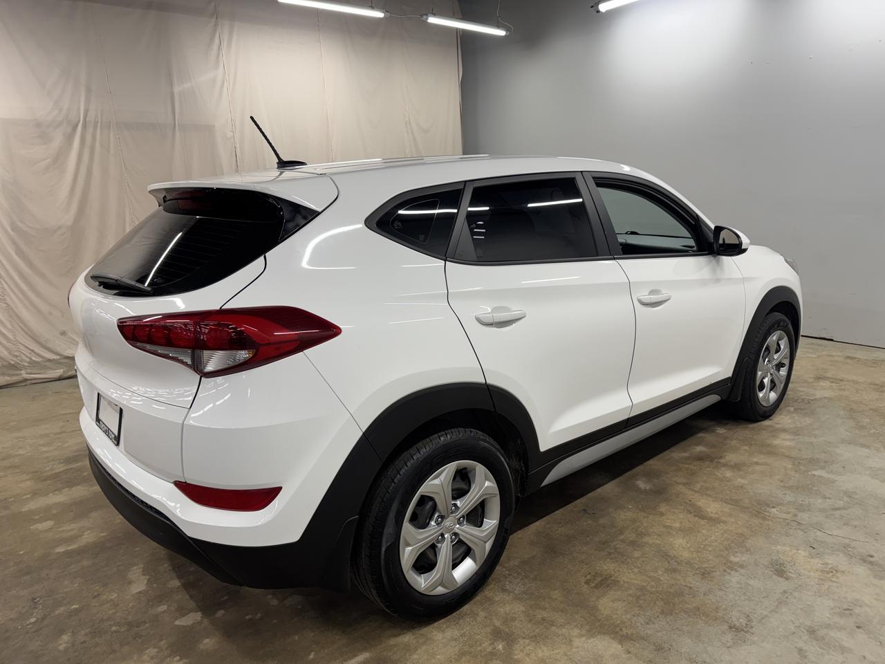 2017 Hyundai Tucson FWD 4DR 2.0L Photo4
