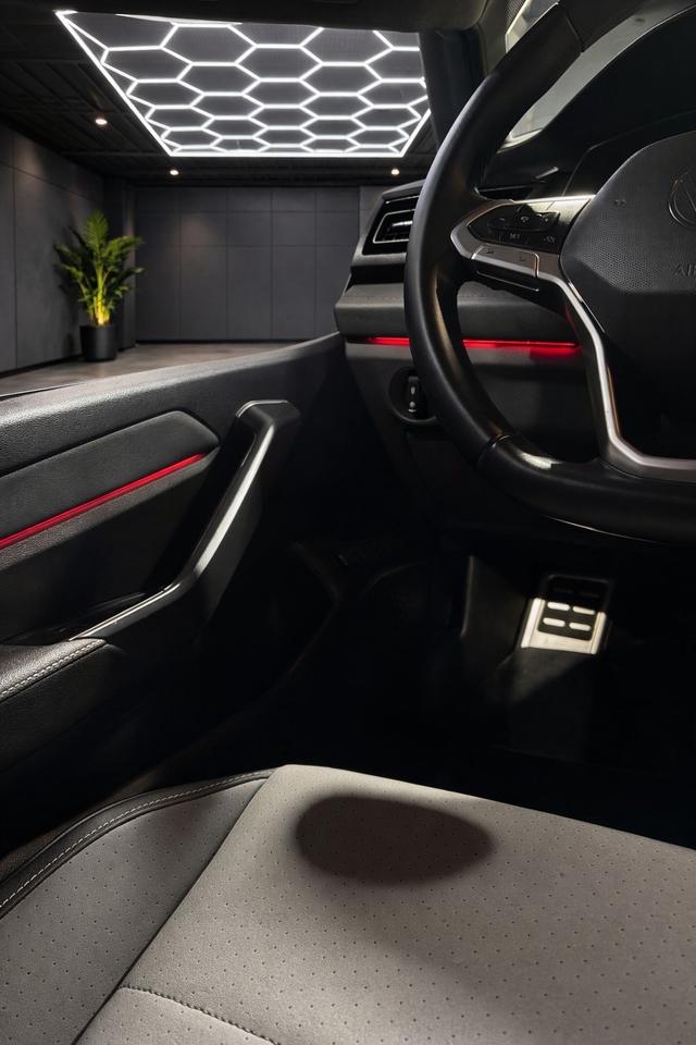 2025 Volkswagen Jetta SPORT Photo