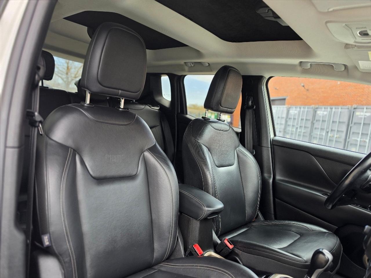 2017 Jeep Renegade 4WD LIMITED-REMOVABLE ROOF-LOADED Photo